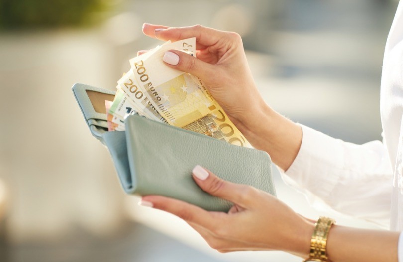 žena_novac_shutterstock_2079256822