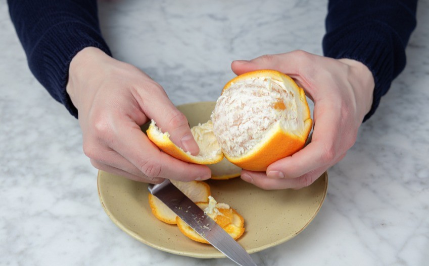 Нема да верувате што има во белиот слој од портокал