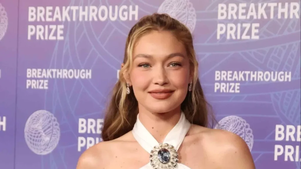 АА СЕ ВРАТИ И ГО ОСВЕТЛИ ЦРВЕНИОТ ТЕПИХ: Џиџи Хадид во фустан што го одзема здивот – сите гледаат во неа