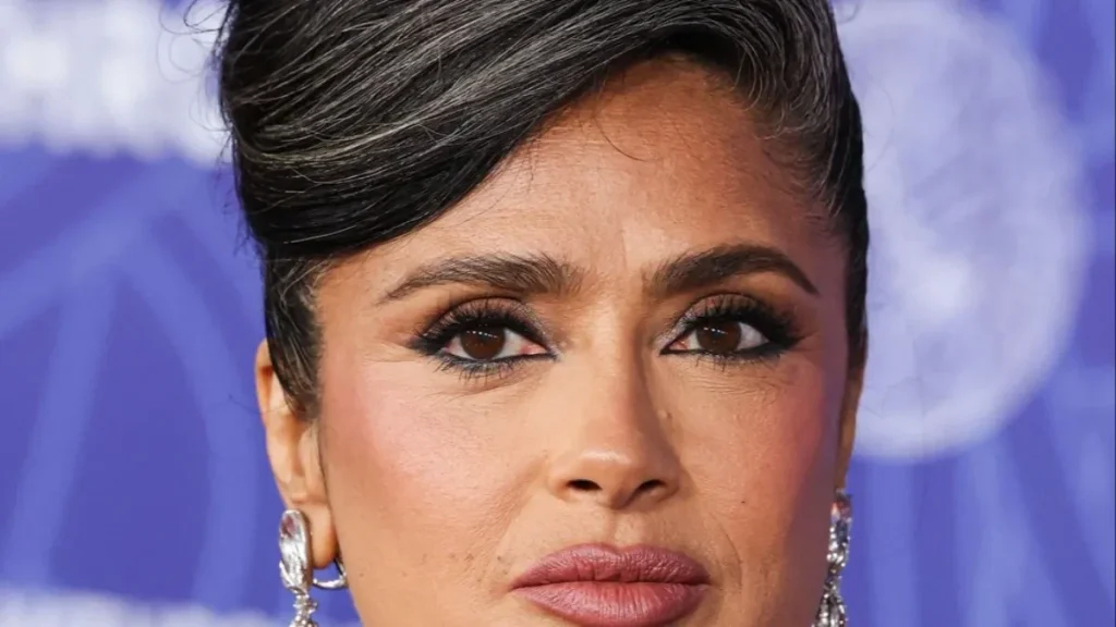 Салма Хајек ја покажува својата седа коса: Заводничката без боја и филтер воодушевува со својот став