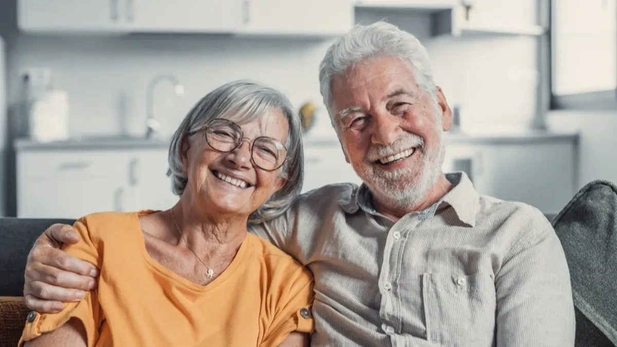 stariji-bracni-par-seniori-shutterstock_2294017507